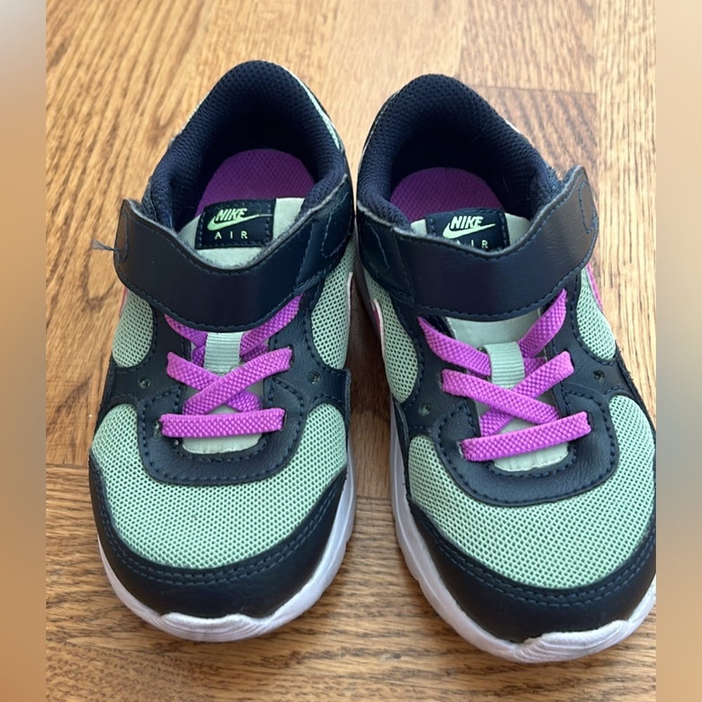 Toddler size 9 Nike shoes in great condition!